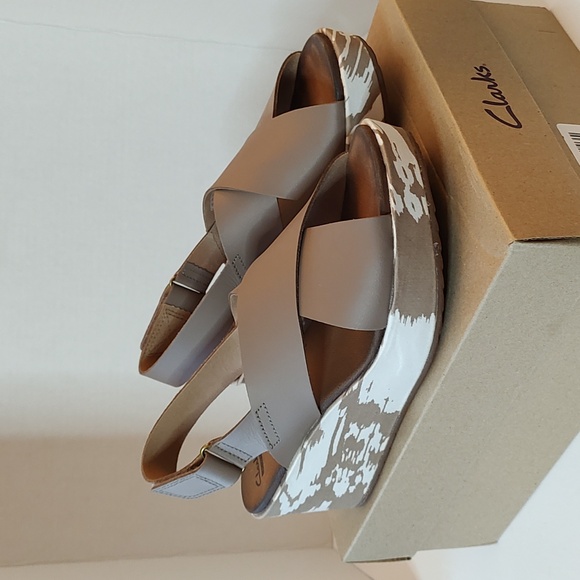 New Clarks Leather Taupe & White Platform Wedge Sandals Sz 8 Medium - Picture 2 of 6